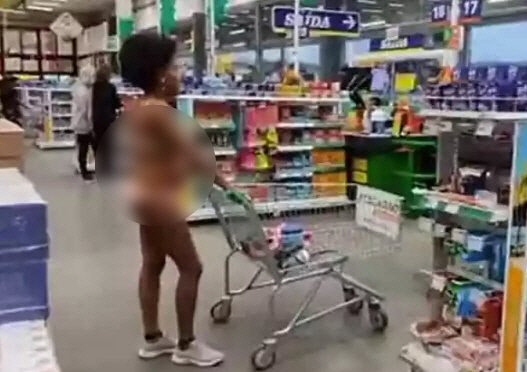 속옷만 입고 쇼핑하면서 대형마트 측의 부당한 대우에 항의하는 브라질의 이사베우 올리베이라. [인스타그램 캡처]